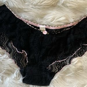 VICTORIA’S SECRET BLACK LACE PANTIES SIZE MEDIUM